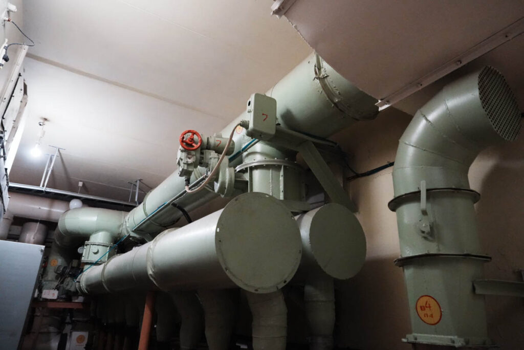 換気室の配管。どの区画に空気を送るかは人が決める設計ⒸPen&Voyage