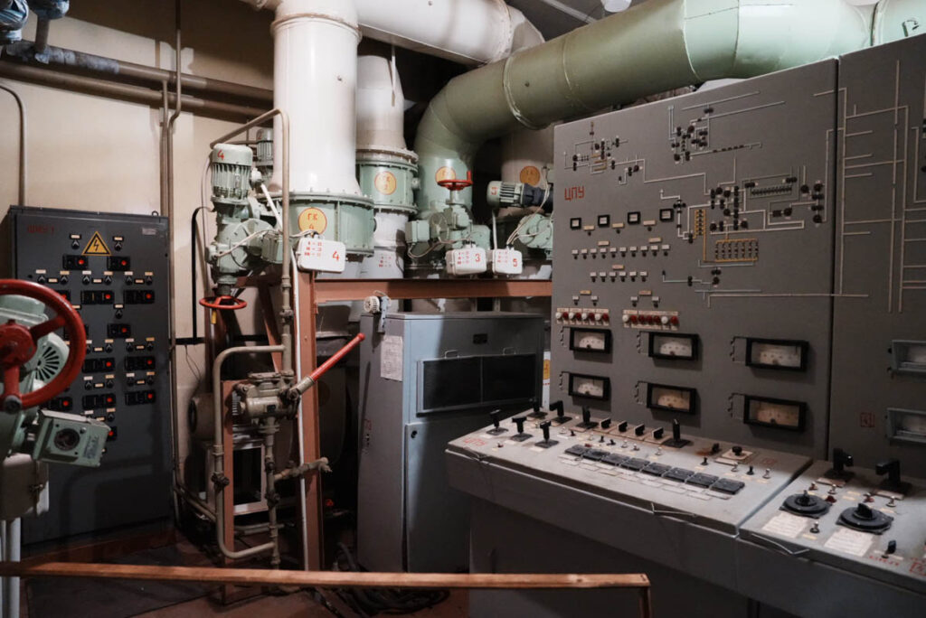 換気室の大型ダクトや送風機、制御盤ⒸPen&Voyage