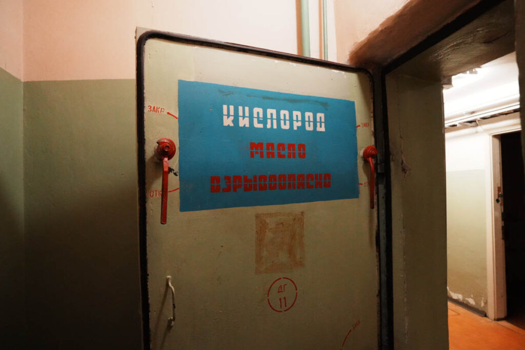 換気室の扉にあった「酸素 /油 / 爆発危険」の警告ⒸPen&Voyage