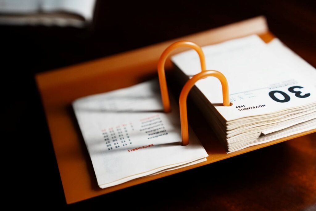 1989年11月30日で止まったままの卓上カレンダーメモが机の上にあったⒸPen&Voyage