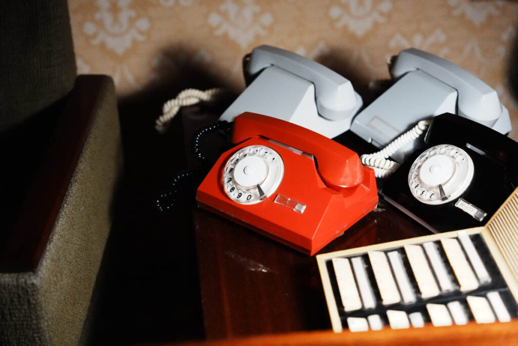 複数の電話は用途別に分けられていた。赤い電話はソ連の党や軍、官庁で使われた指令・優先回線用ⒸPen&Voyage