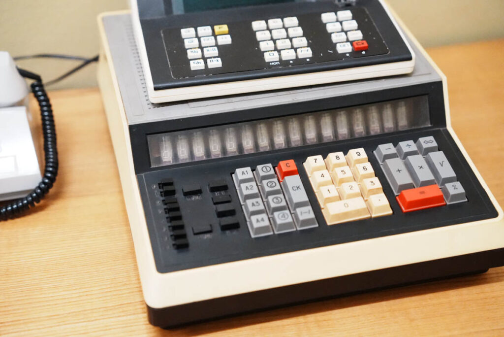 卓上型の電子計算機ⒸPen&Voyage