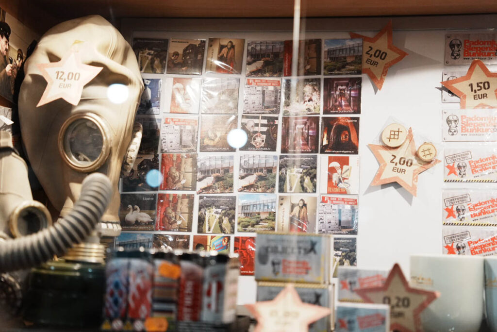 リハビリ施設ロビーにあった土産コーナー。当時のガスマスク12ユーロⒸPen&Voyage