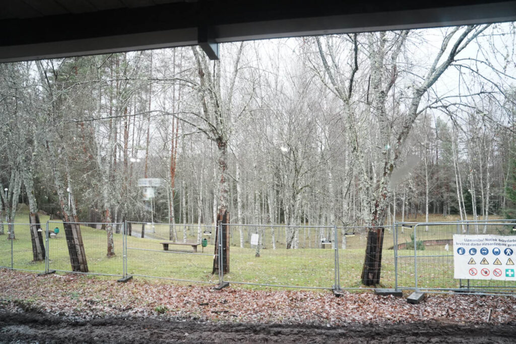 施設は白樺の森に囲まれているⒸPen&Voyage