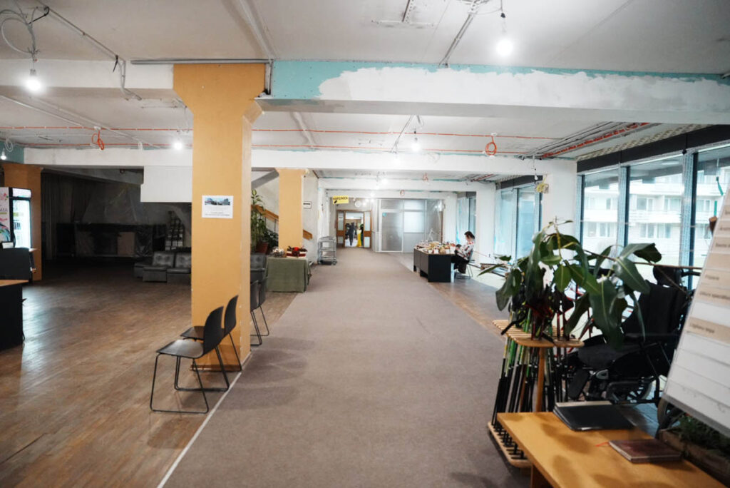 どこにでもありそうな施設のロビー。右奥に地下への入り口があるⒸPen&Voyage