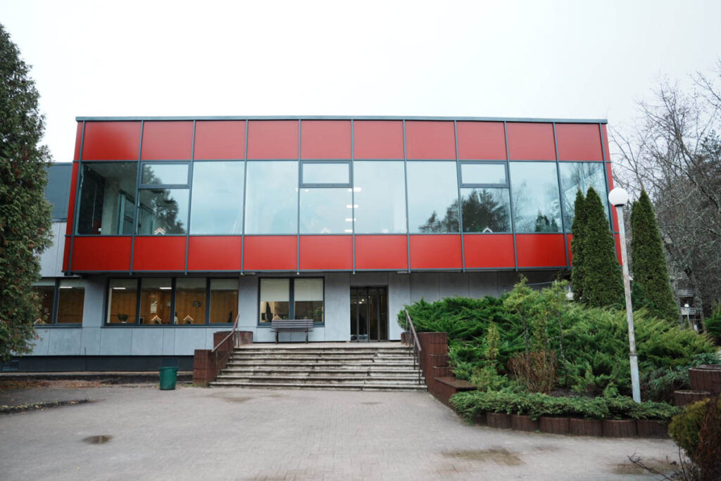 地上はリハビリ施設。「地下壕」と分かる標識は今もないⒸPen&Voyage