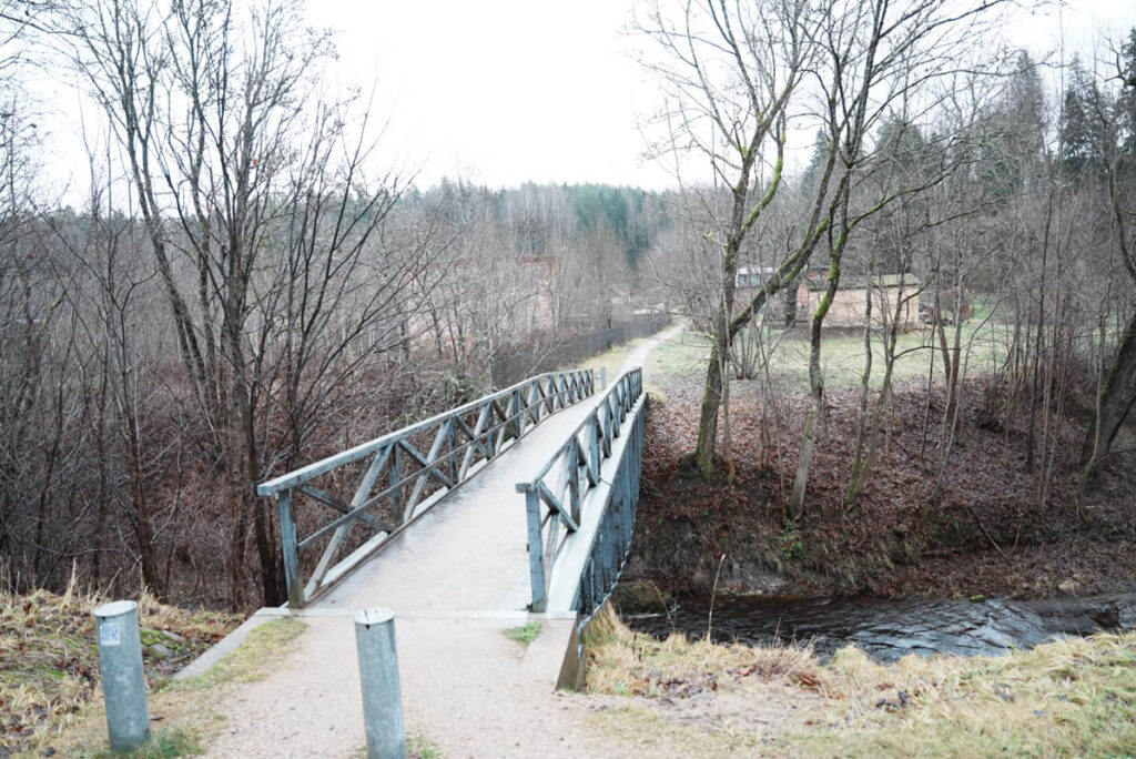 橋を渡って100m余り行くとレストラン「パワール・マーヤ」ⒸPen&Voyage