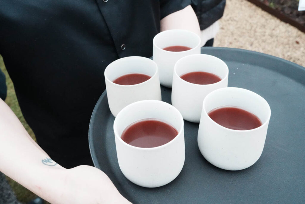 温かいウェルカムドリンクはリンゴとカシス入りⒸPen&Voyage