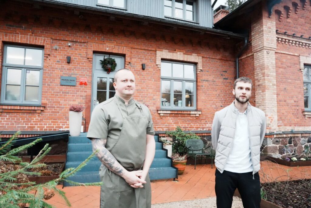 ヘッドシェフのユリス・ドゥカルスキス(Juris Dukaļskis)さん(左)とサービスマネジャーのアルトゥルス・クリャヴィニシュ(Artūrs Kļaviņš)さんⒸPen&Voyage