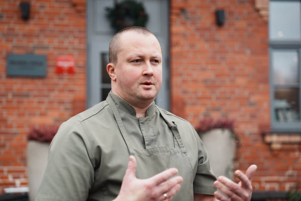 「ラトビア料理は今、面白くなっている」と話すシェフのシェフのユリスさんⒸPen&Voyage