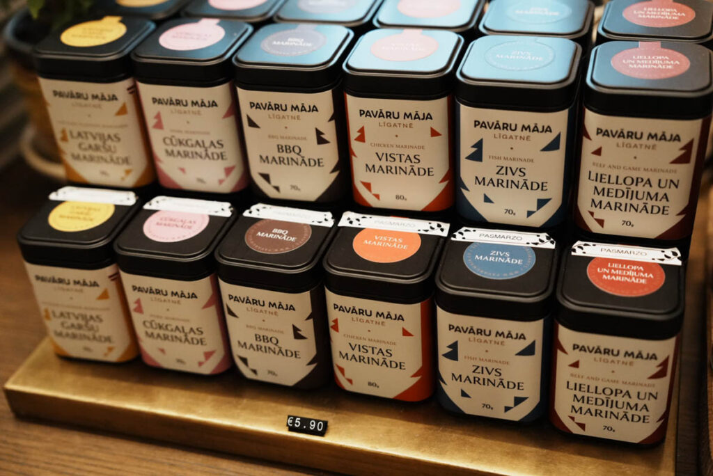 玄関を入るとショップコーナーがある。用途別のスパイスが並ぶⒸPen&Voyage