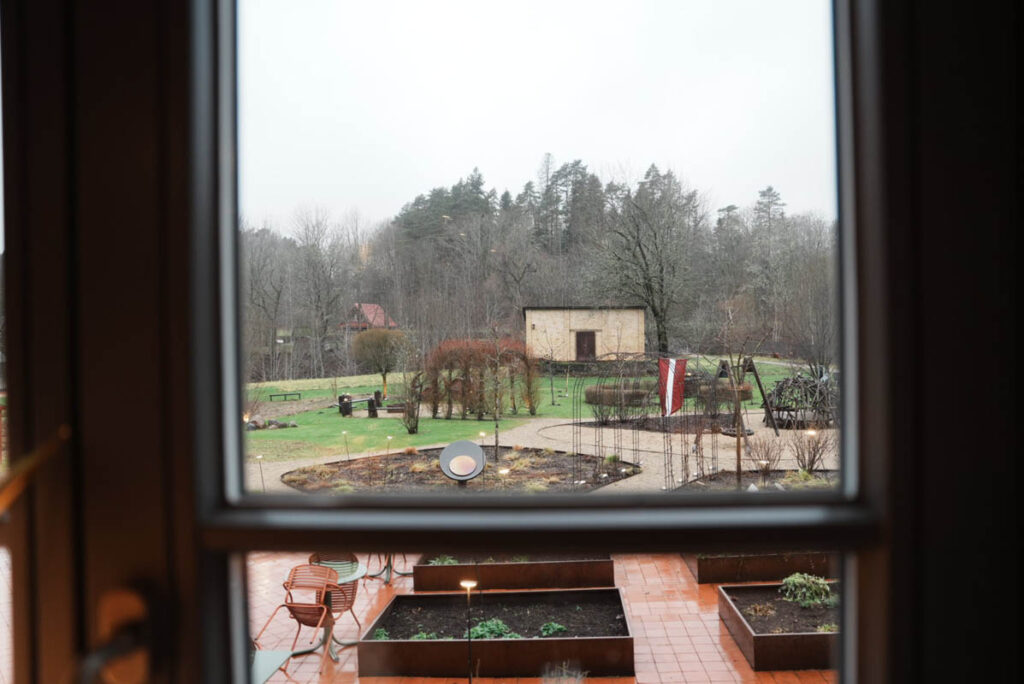 窓からハーブガーデンが見えるⒸPen&Voyage