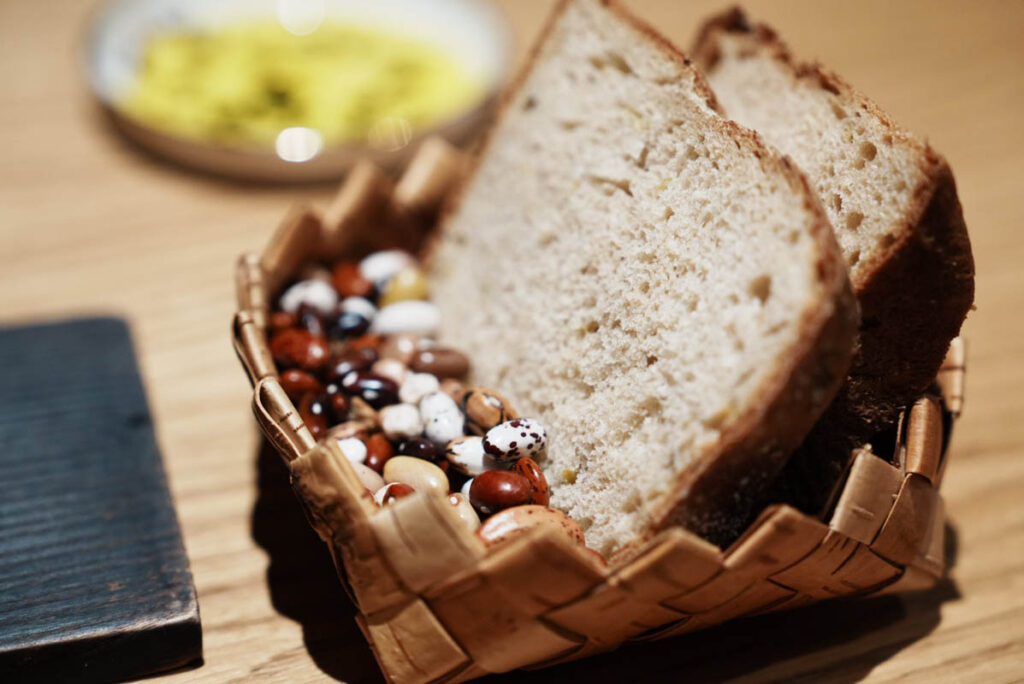 自家製パン。豆はプレゼンテーションⒸPen&Voyage