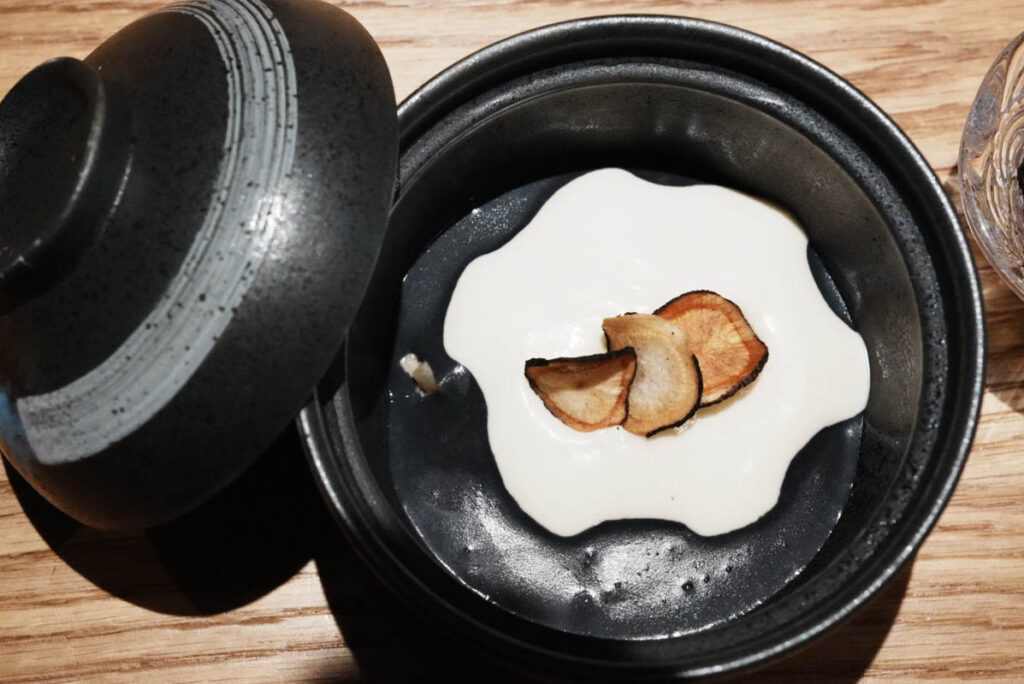 「ソイラ」製チーズのムースとブラック・サルシファイ(黒根菜)のクリーム(“Soira” cheese mousse, black salsify cream)ⒸPen&Voyage