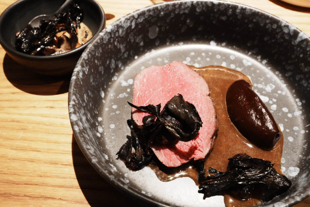野生鹿のチョップ、プラムのピュレ、ブラックトランペット(黒ラッパ茸)、ケール (Wild venison chop, plum purée, black trumpet mushrooms, kale)ⒸPen&Voyage