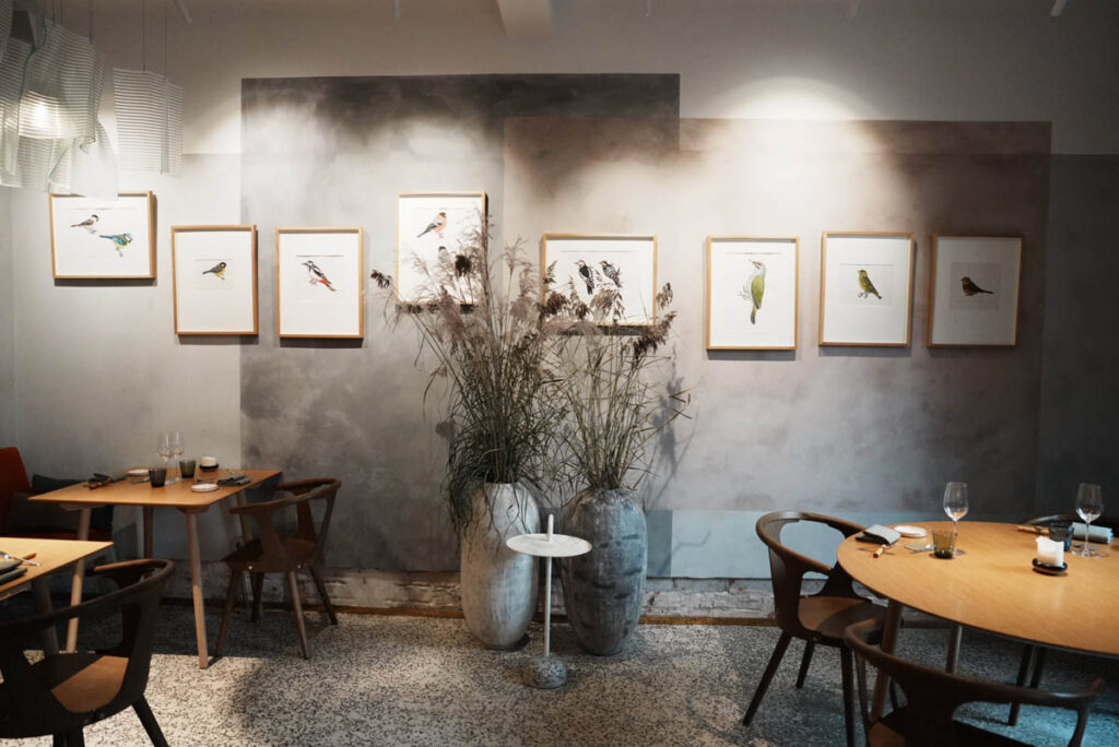 インテリアも料理も、自然とアートが一体ⒸPen&Voyage