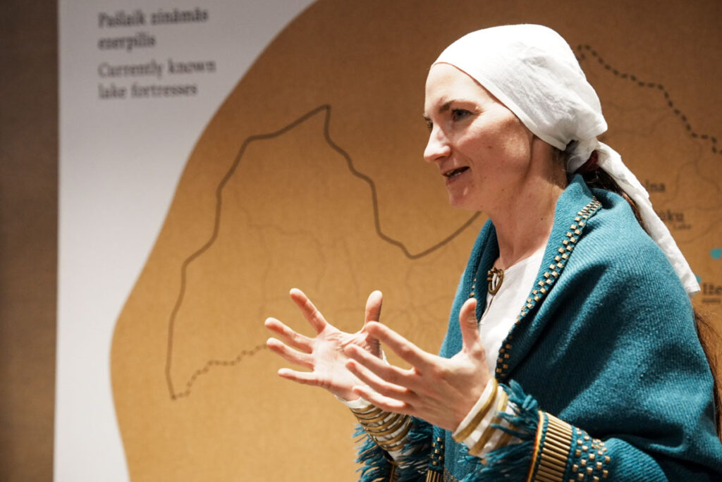 当時のいでたちで説明してくれるガイドさんⒸPen＆Voyage