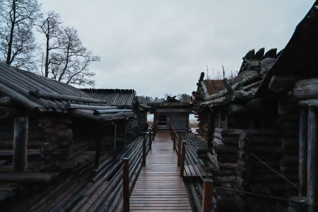 「長屋」のように建物がひしめくⒸPen＆Voyage