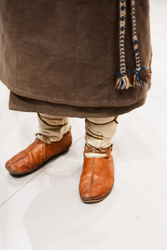 革靴を履き、脚には羊毛の布を巻いた。これは男女どちらも身につけたそうⒸPen＆Voyage