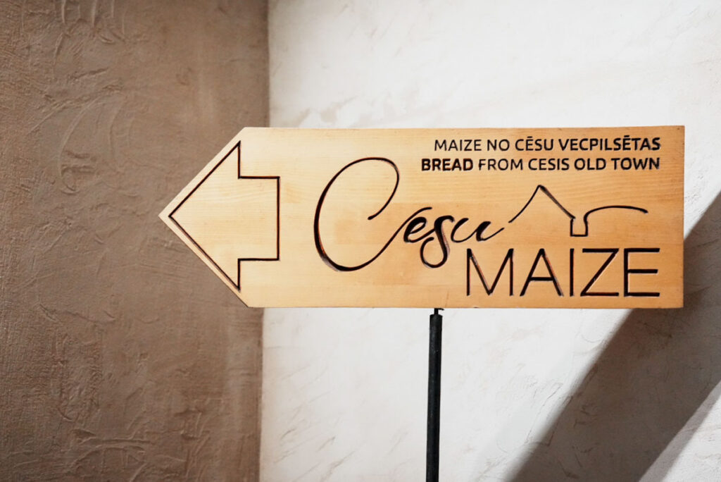 看板の案内を頼りに建物の奥へⒸPen＆Voyage