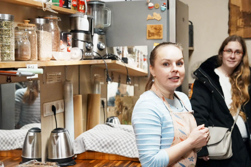 「100％手づくり」と話す女性スタッフⒸPen＆Voyage