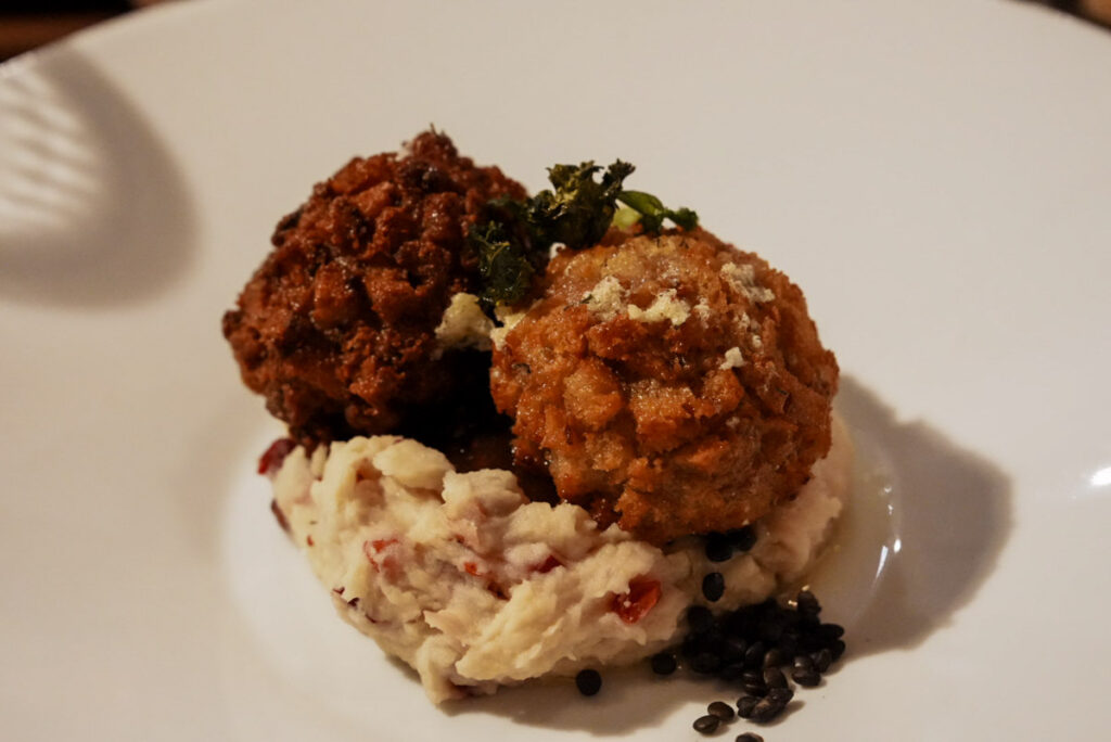 ラムカツレツ:じゃがいもとクランベリーのピュレ、温かい黒レンズ豆
ハーブバター、スプラウトサラダⒸPen&Voyage