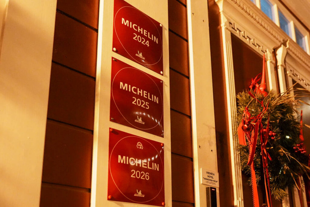 ミシュラン掲載店であることを示すプレートⒸPen&Voyage