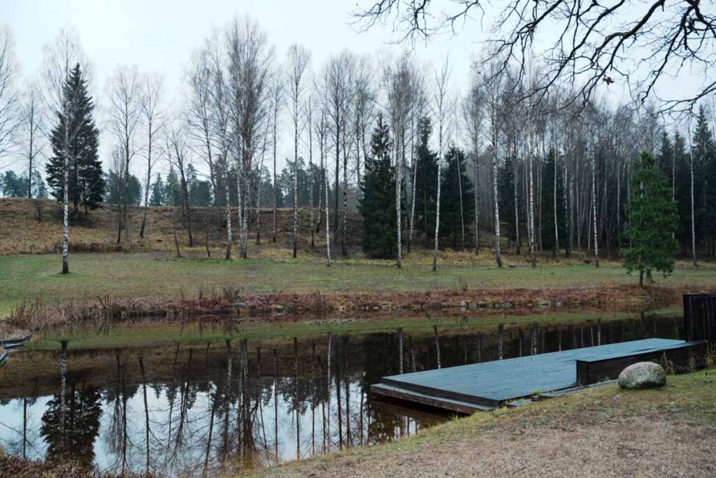 ガラスのピルツ前にある池。桟橋から飛び込めるⒸPen&Voyage