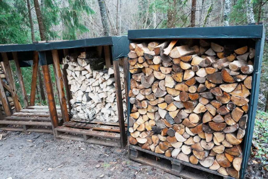 ピルツに欠かせない薪。白樺やハンノキなどが使われるⒸPen&Voyage