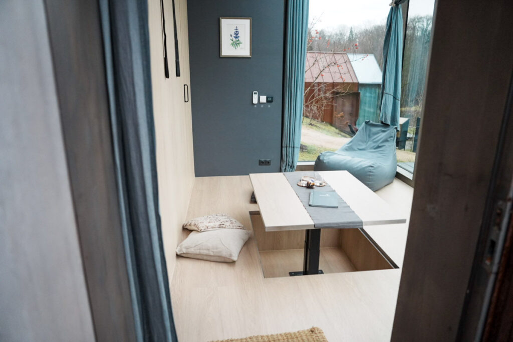 宿泊キャビンの中。日本の掘りごたつのようなテーブルⒸPen&Voyage