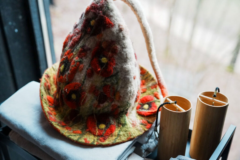 熱をやわらげるサウナハットと施術の区切りを知らせるベルⒸPen&Voyage