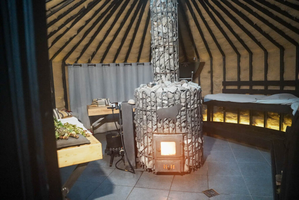 ウールのピルツの中央にあるサウナストーブⒸPen&Voyage