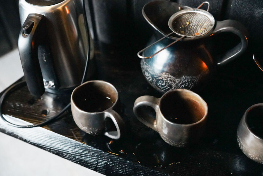 好みのハーブティーを淹れてひと休みⒸPen&Voyage