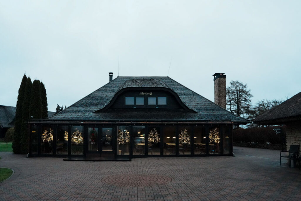 ホテル兼レストランのヴィエスニーツァ・アパリョズ・シグルダーⒸPen＆Voyage