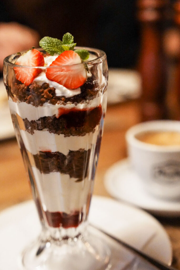 パフェ風の黒パンデザートⒸPen＆Voyage