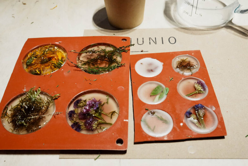 ワックスを流し込む。小さいものはすぐ固まり始めるⒸPen＆Voyage