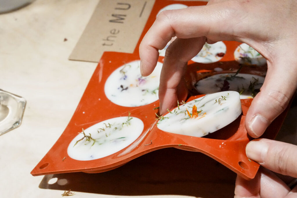 そっとシリコン型から外すⒸPen＆Voyage