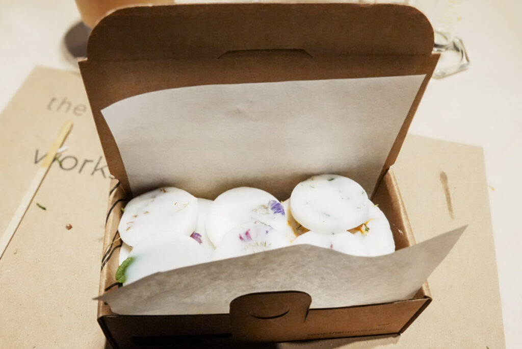 自作のワックスを箱に詰めるⒸPen＆Voyage