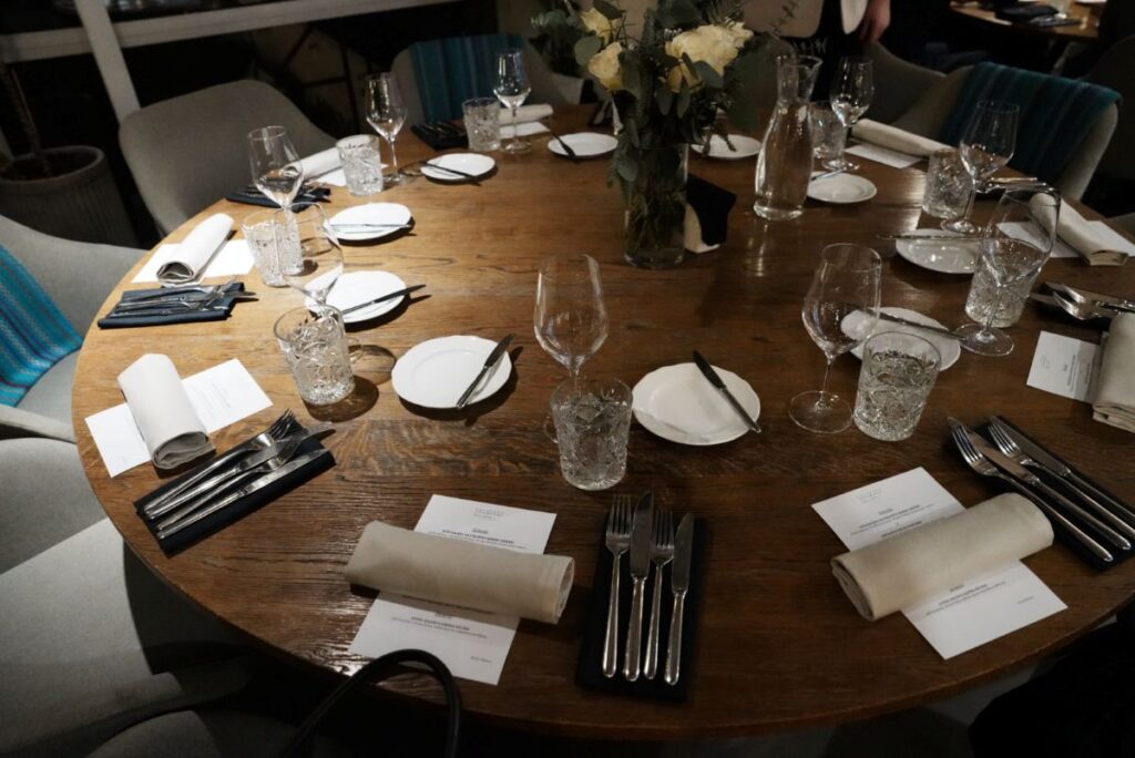 シックなテーブルコーディネートⒸPen&Voyage