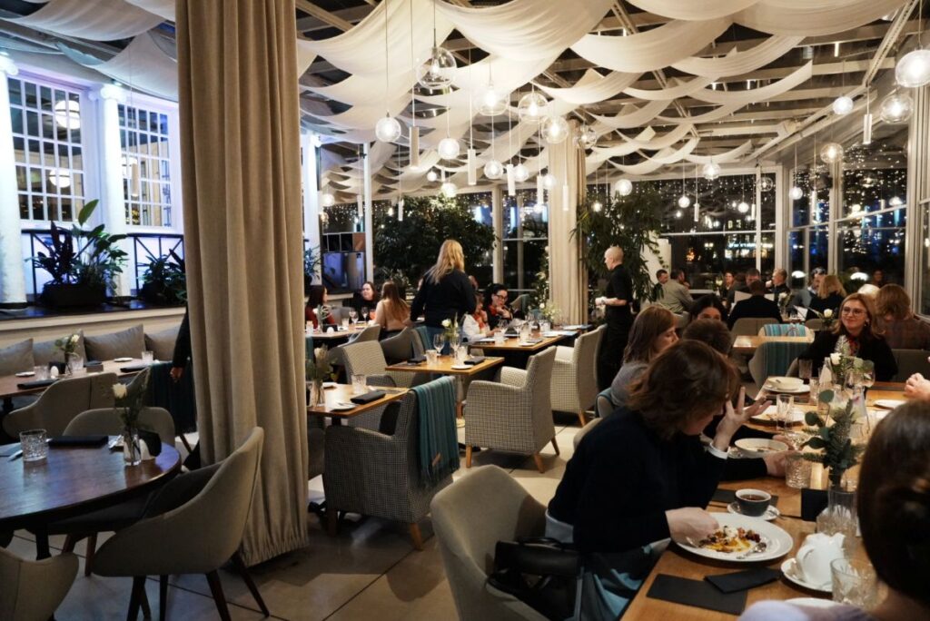 ガラス張りで広い店内ⒸPen&Voyage