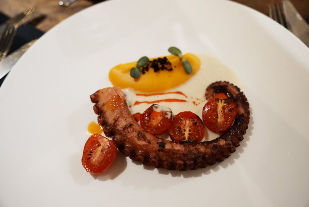 タコのスパイシー・パンプキンクリーム(22ユーロ)
カボチャのピュレ/チェリートマトのピクルス/チリオイル/ティムットペッパーのクリームソース
Octopus with spicy pumpkin cream
Pumpkin purée, pickled cherry tomatoes, chili oil, creamy Timut pepper sauceⒸPen&Voyage