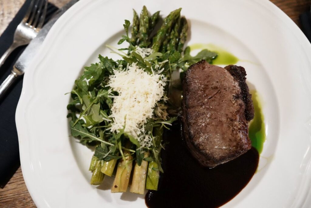 ビーフ・ストリップロインステーキ(41ユーロ)
アスパラガス/ルッコラ/熟成チーズ/バーボン・スイートクリームソース
Beef striploin steak
Asparagus, arugula, matured cheese, bourbon-sweet cream sauceⒸPen&Voyage