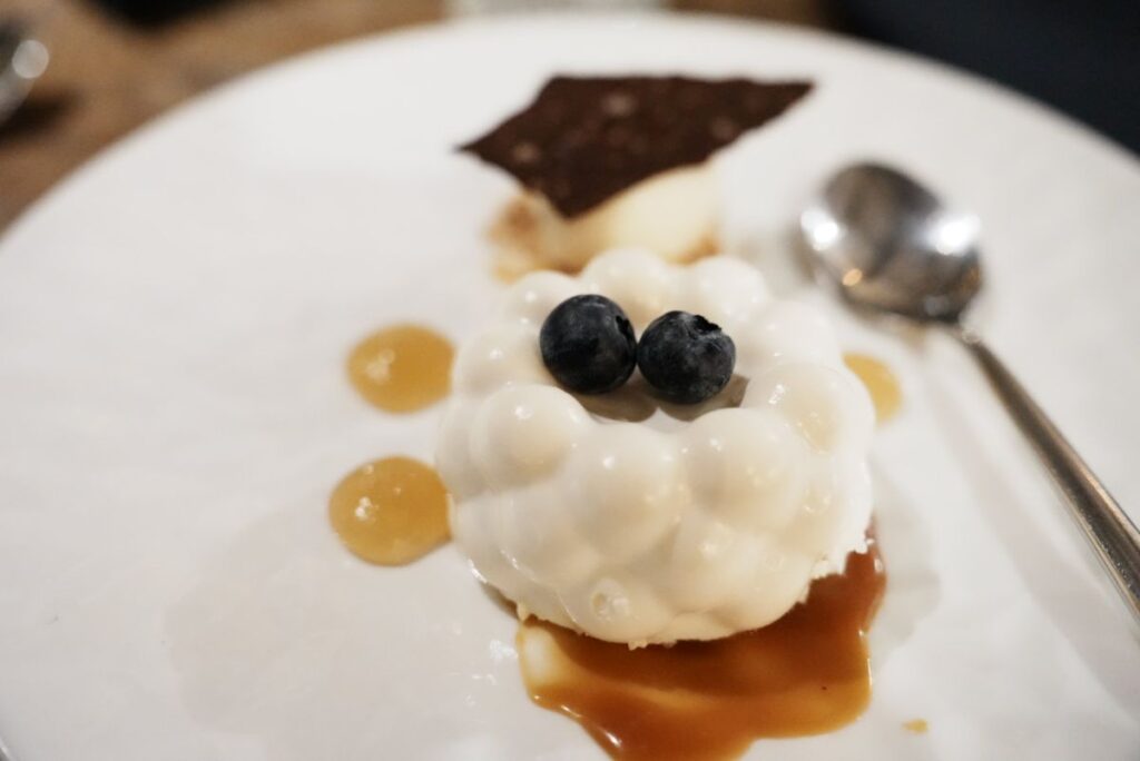 ブルーベリーとヨーグルトのクリームケーキ(11ユーロ)
塩キャラメル/レモンクリーム/サワークリームとルバーブのアイスクリーム
Raspberry–yogurt cream cake
Salted caramel, lemon cream, sour cream–rhubarb ice cream