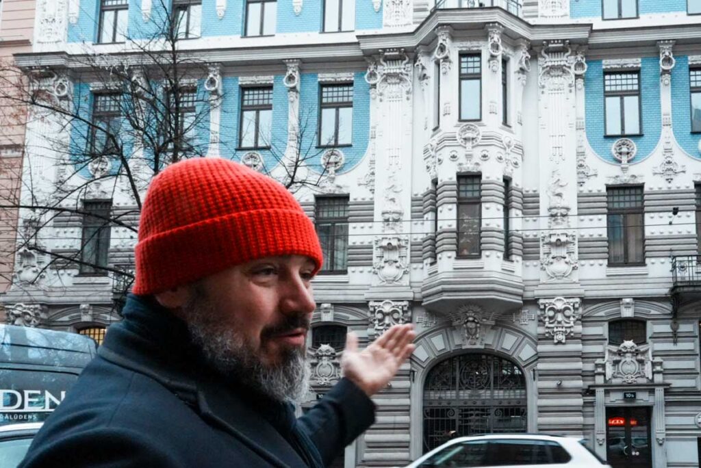 アール・ヌーヴォー建築を説明するガイドのヤーニス・リエクスティンシュ（Jānis Riekstiņš）さんⒸPen＆Voyage