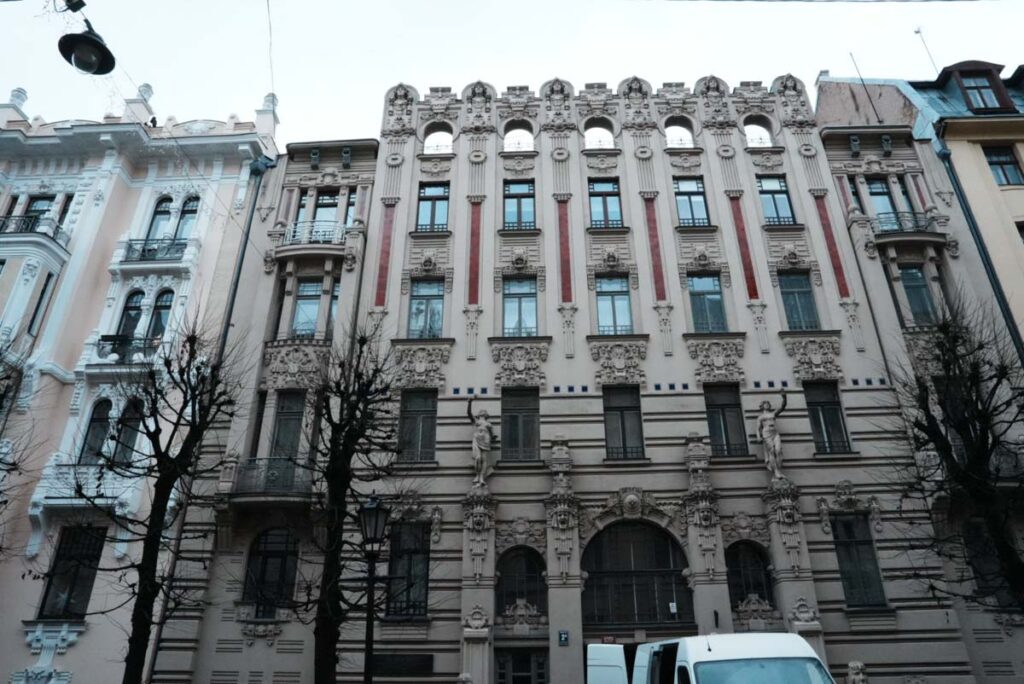 入口の両脇にスフィンクスもどきがある建物ⒸPen＆Voyage