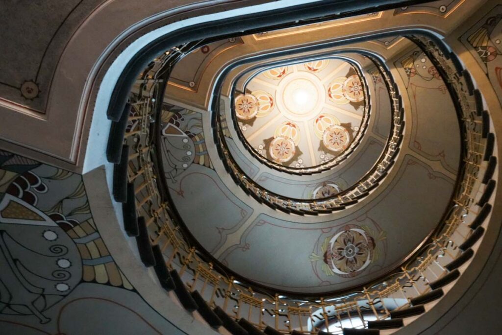 アール・ヌーヴォー博物館のらせん階段ⒸPen＆Voyage