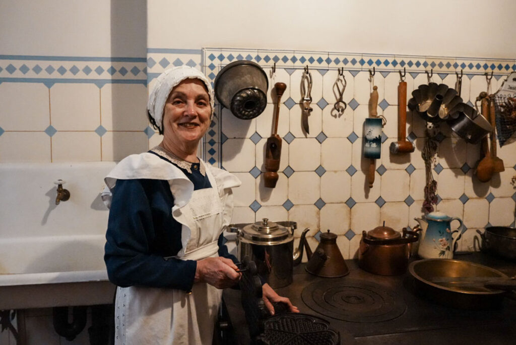 キッチンも当時の器具を置いて再現されているⒸPen＆Voyage