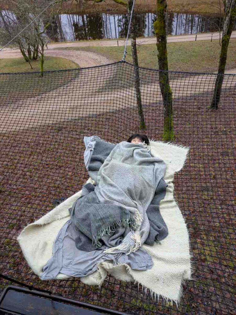 最後は「空気浴」。空中で毛布に包まれるⒸPen&Voyage