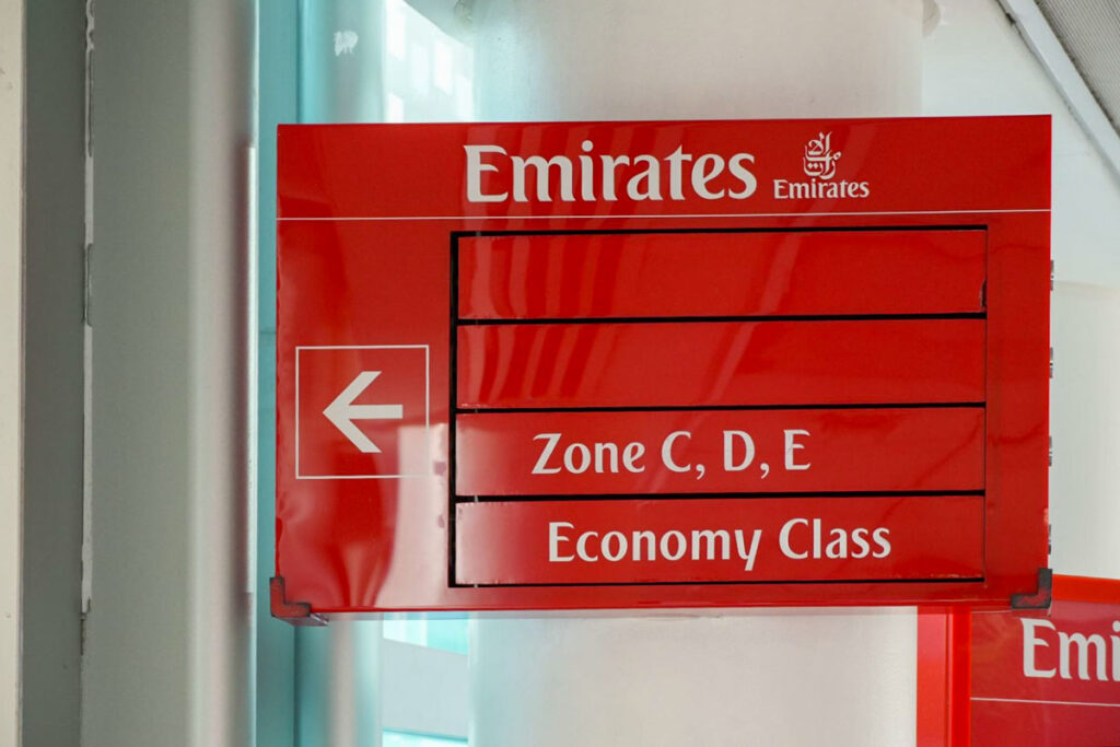 ボーディングブリッジから機内への案内©Pen＆Voyage