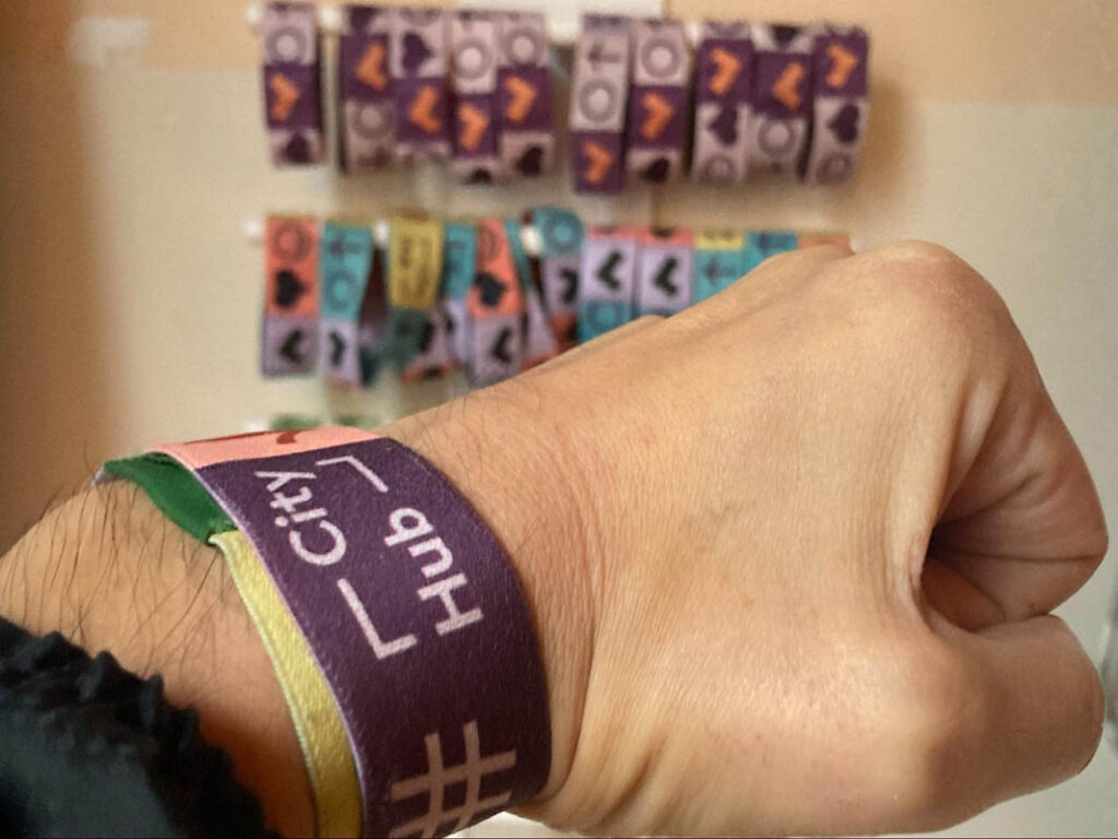 リストバンドがカプセルの鍵とバーカウンタの財布代わりに©Pen&Voyage